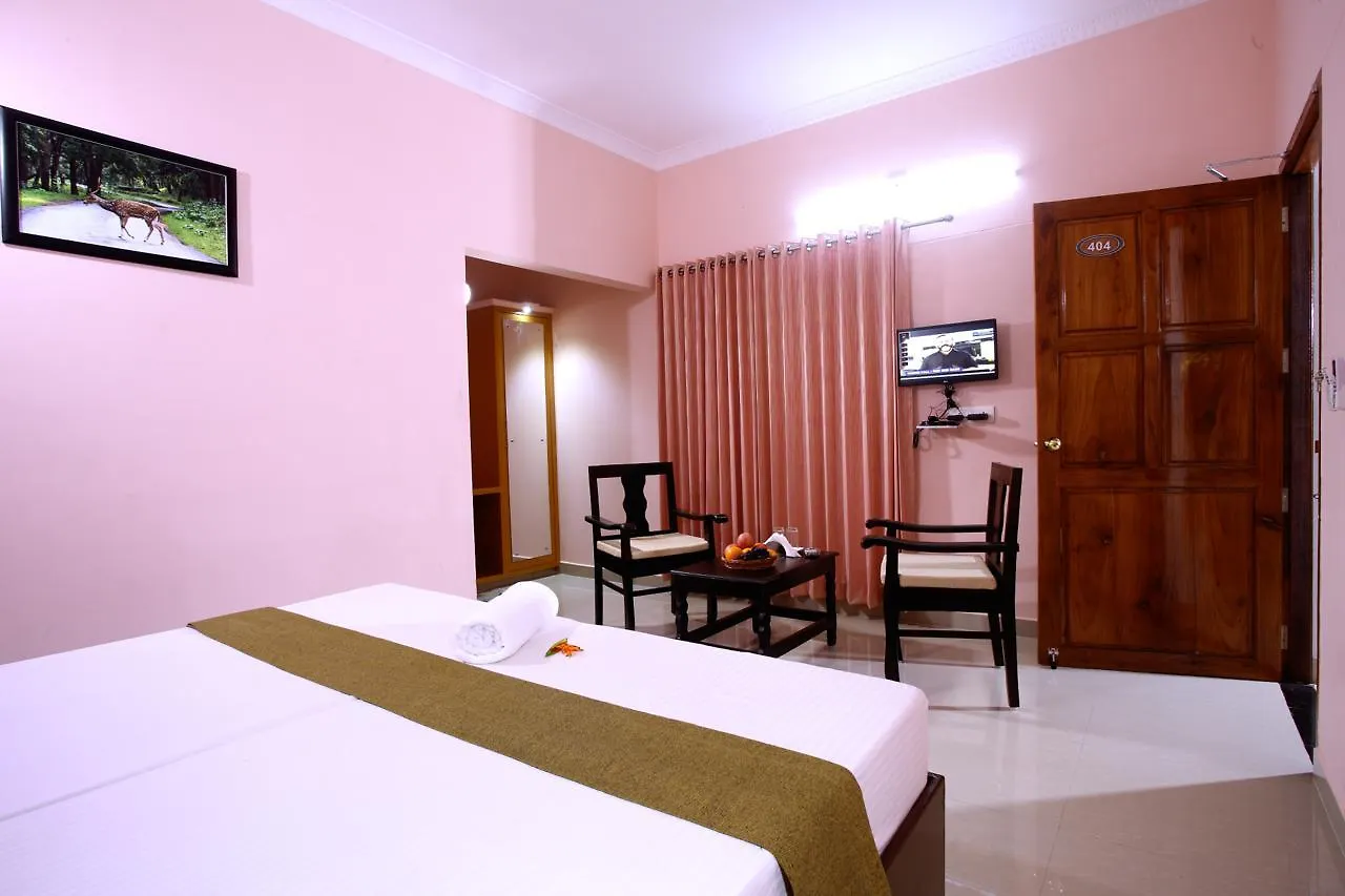 Athirappilly Clirind Resort מלון