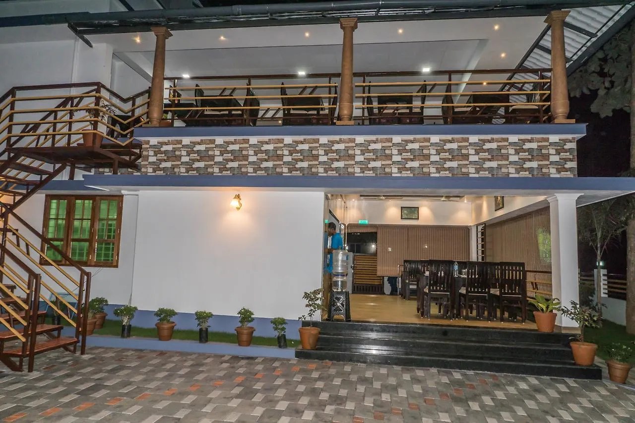 מלון Athirappilly Clirind Resort